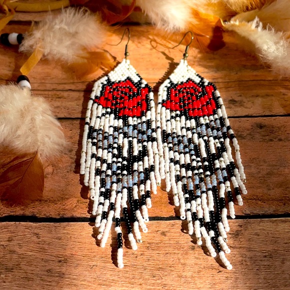 Red rose beaded earring - Picture 4 of 6